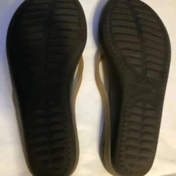 Crocs Flip Flop Heeled Sandals Tan - Picture 4 of 4